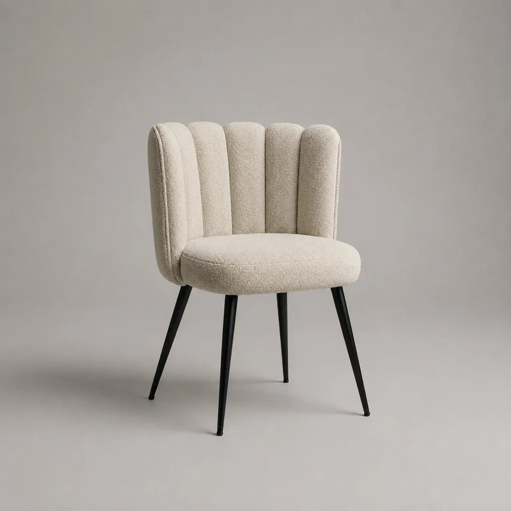 Chaise de salle à manger rembourrée en bouclette polyester crème, dossier arrondi et pieds en acier noir, 58 × 60 × 82 cm