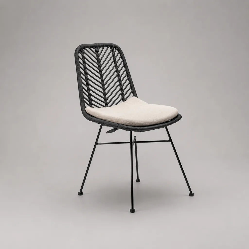 Chaise de salle à manger en polyéthylène tressé et acier noir avec coussin blanc cassé, 56 × 61 × 86 cm