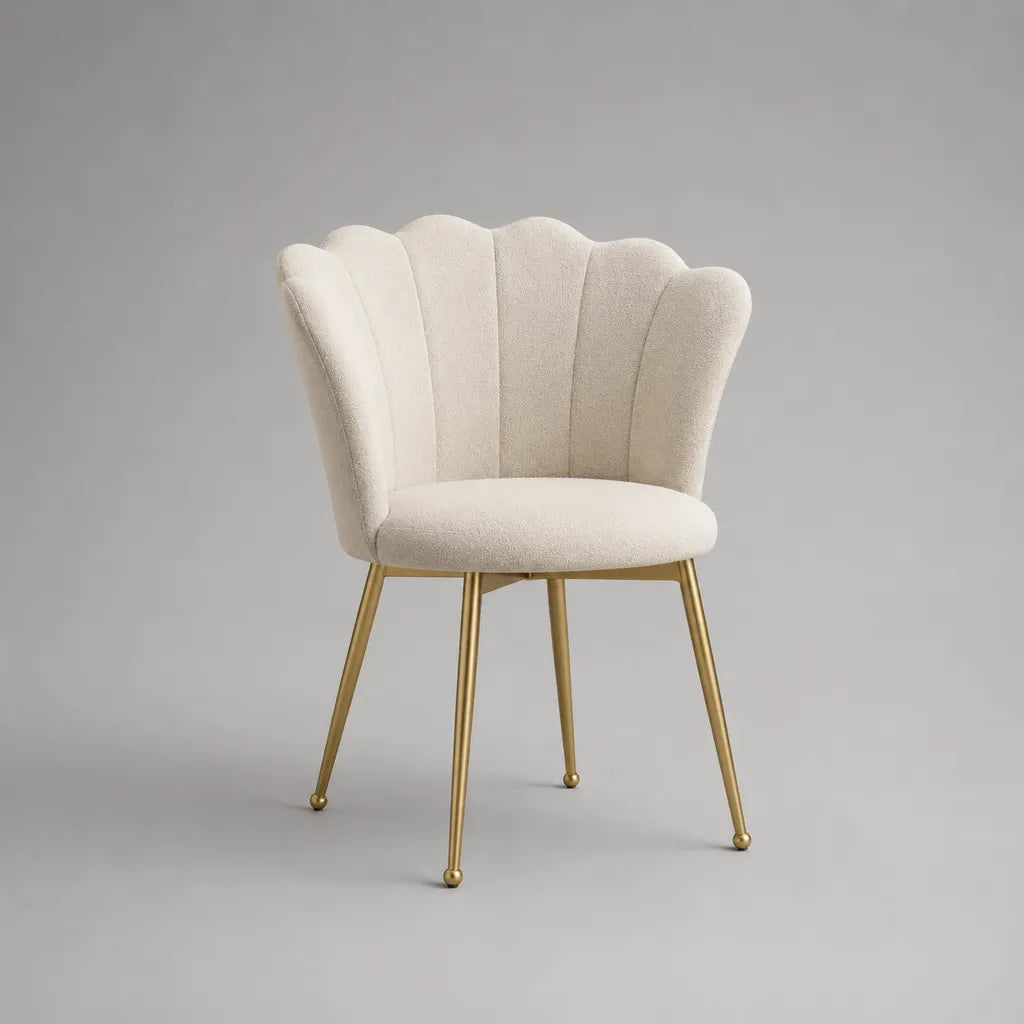 Chaise de salle à manger rembourrée en tissu blanc cassé, dossier coquillage et pieds en acier doré, 79 × 61 × 58 cm